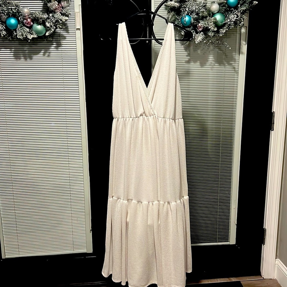 White V-neck beautiful summer dress!